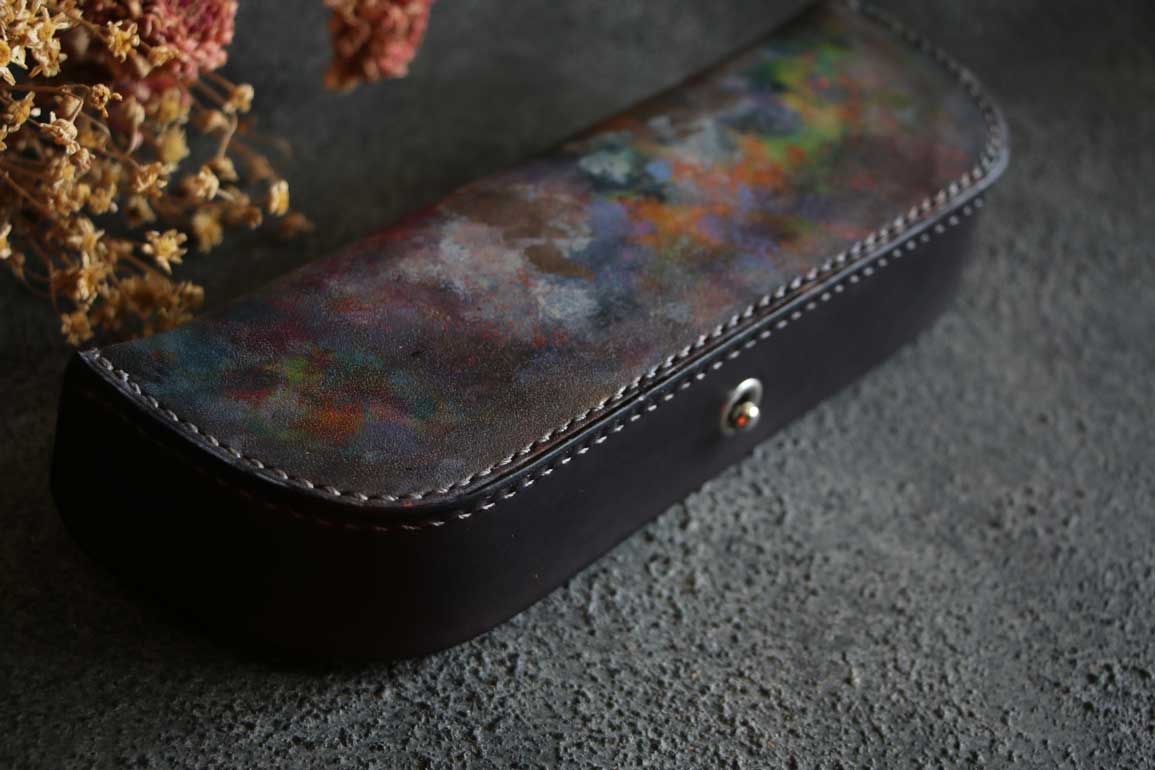 さまざまな色彩が重なり合うヴィンテージ調のThe Crescent Moon Pencilcase