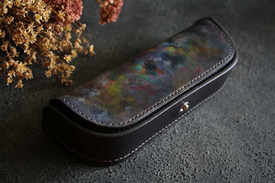 さまざまな色彩が重なり合うヴィンテージ調のThe Crescent Moon Pencilcase