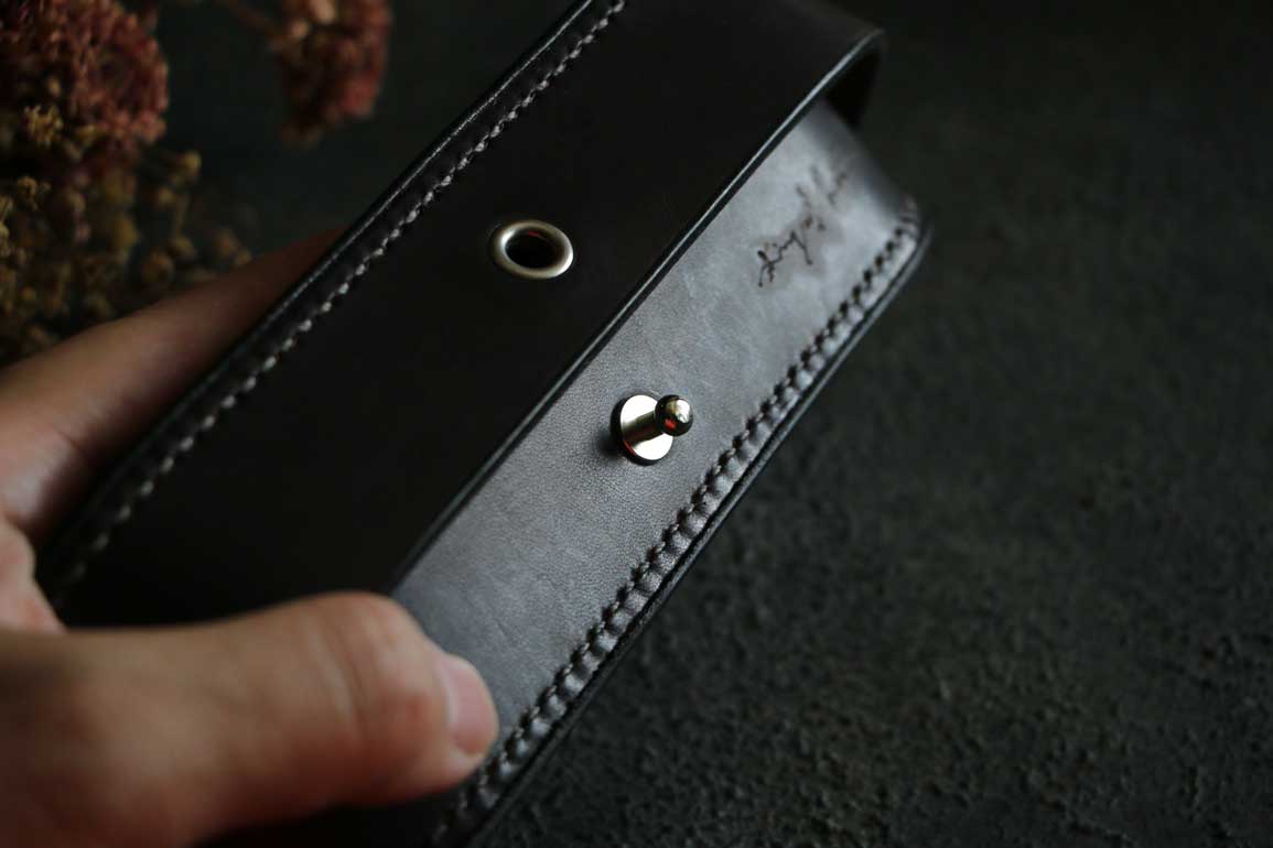 さまざまな色彩が重なり合うヴィンテージ調のThe Crescent Moon Pencilcase