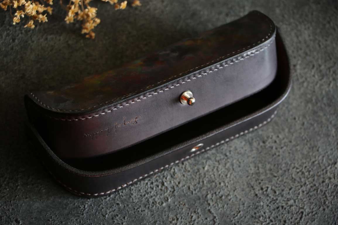 さまざまな色彩が重なり合うヴィンテージ調のThe Crescent Moon Pencilcase