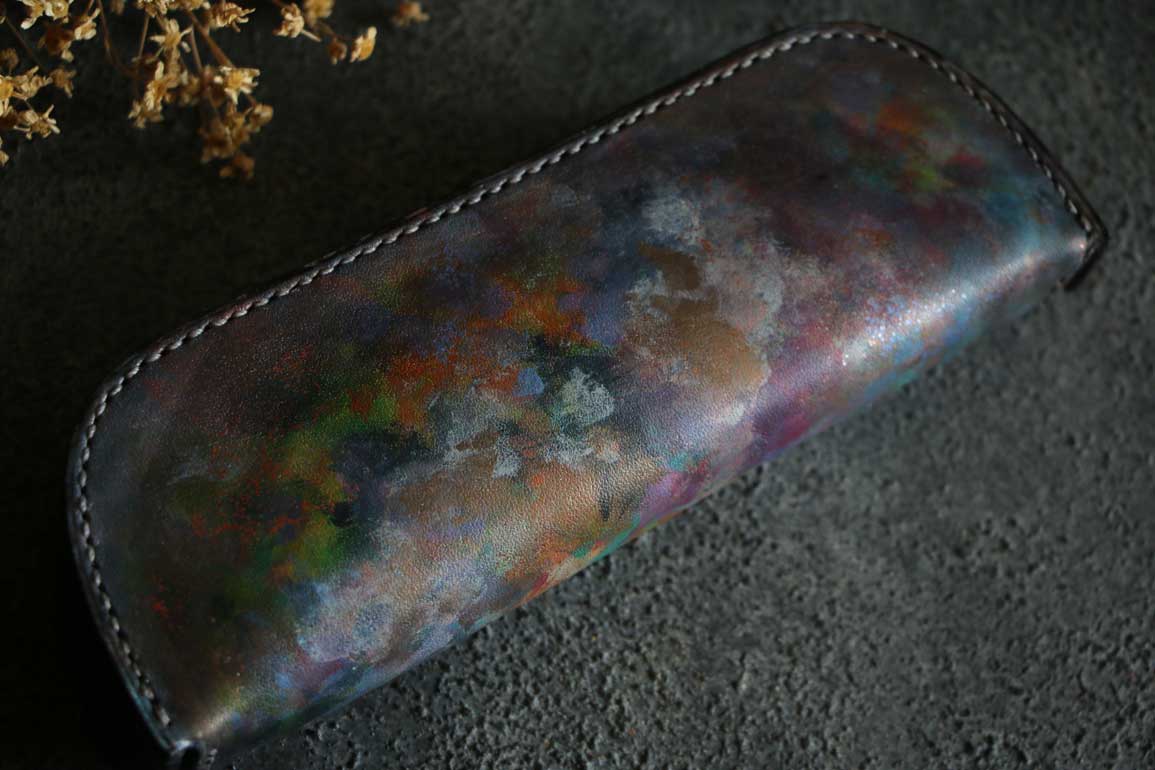 さまざまな色彩が重なり合うヴィンテージ調のThe Crescent Moon Pencilcase