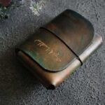 深みのあるグリーンと銅色が混ざり合うThe Phantom Cardcase