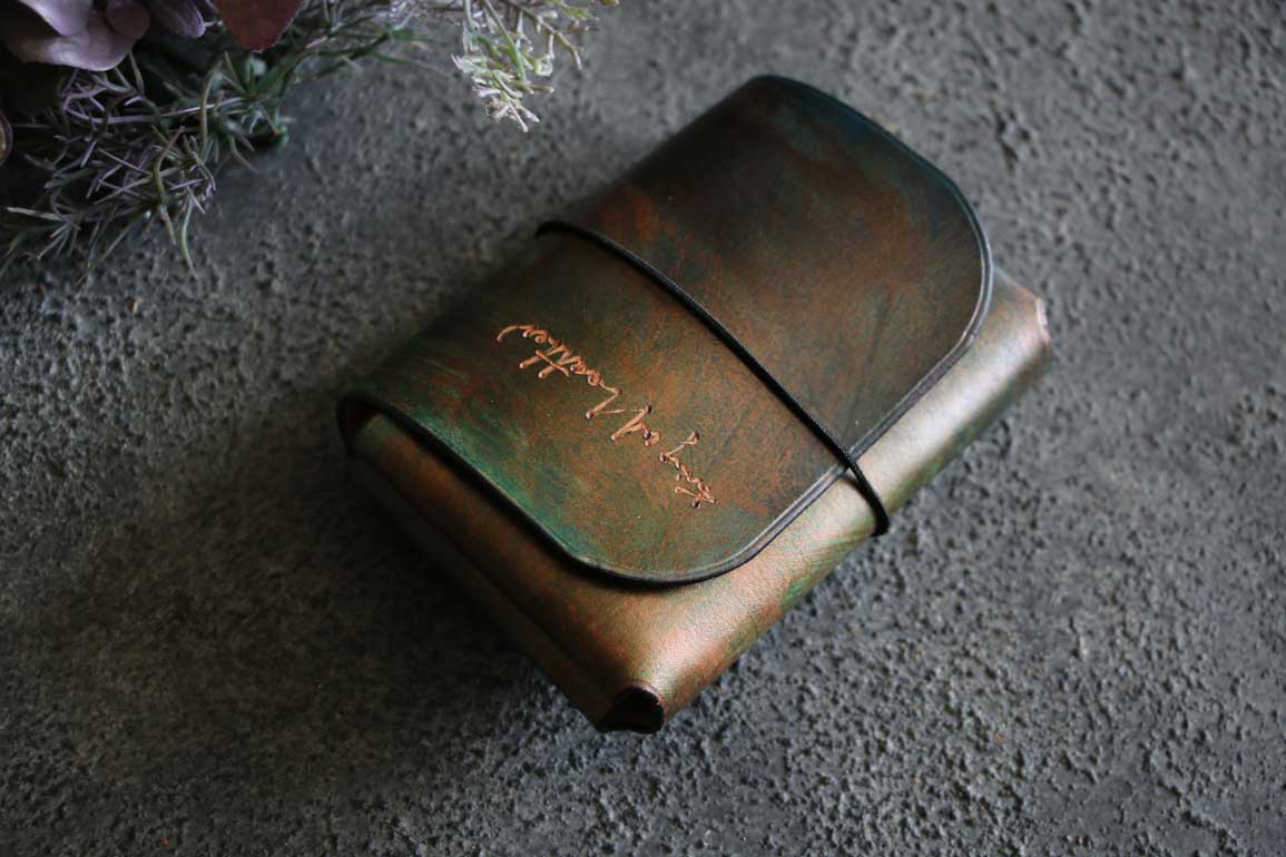 深みのあるグリーンと銅色が混ざり合うThe Phantom Cardcase