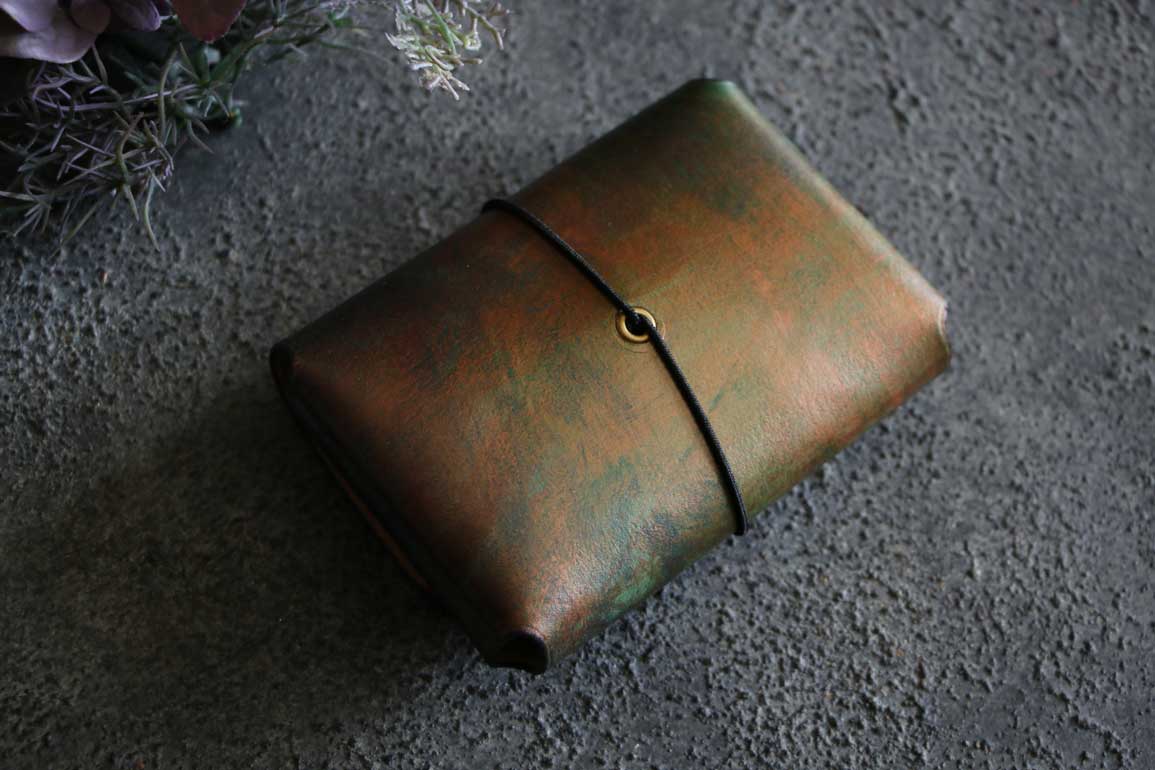 深みのあるグリーンと銅色が混ざり合うThe Phantom Cardcase