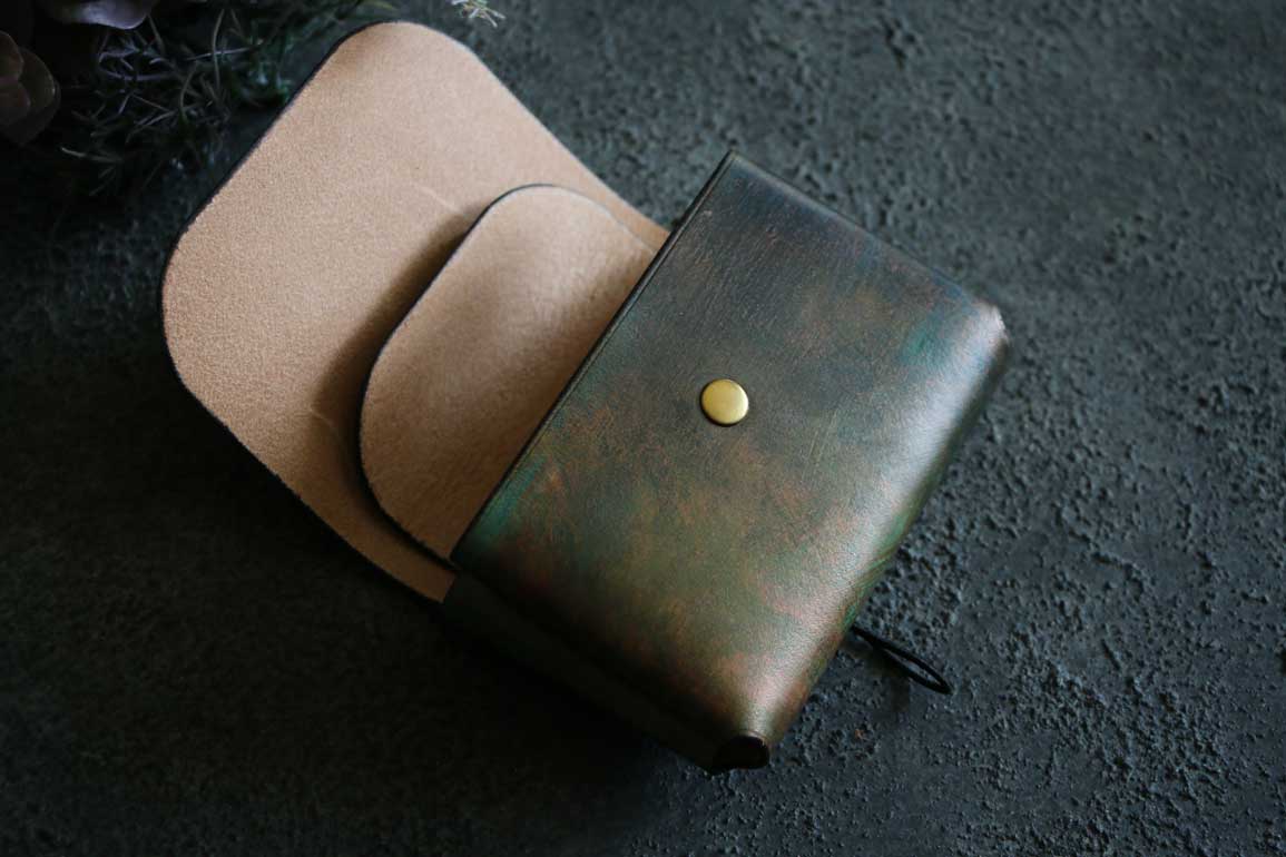 深みのあるグリーンと銅色が混ざり合うThe Phantom Cardcase