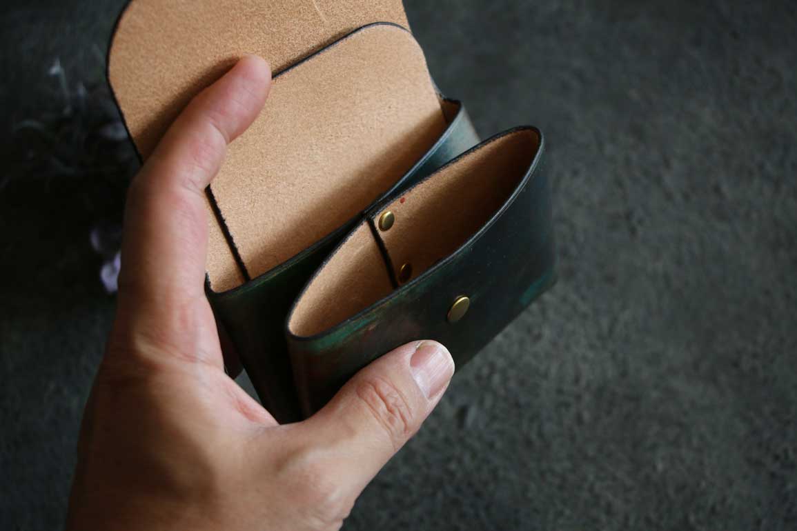 深みのあるグリーンと銅色が混ざり合うThe Phantom Cardcase