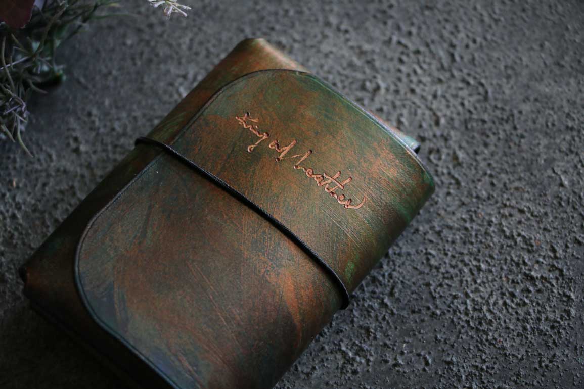 深みのあるグリーンと銅色が混ざり合うThe Phantom Cardcase
