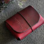 深みのあるフルーティーレッドで仕上げたThe Phantom Cardcase