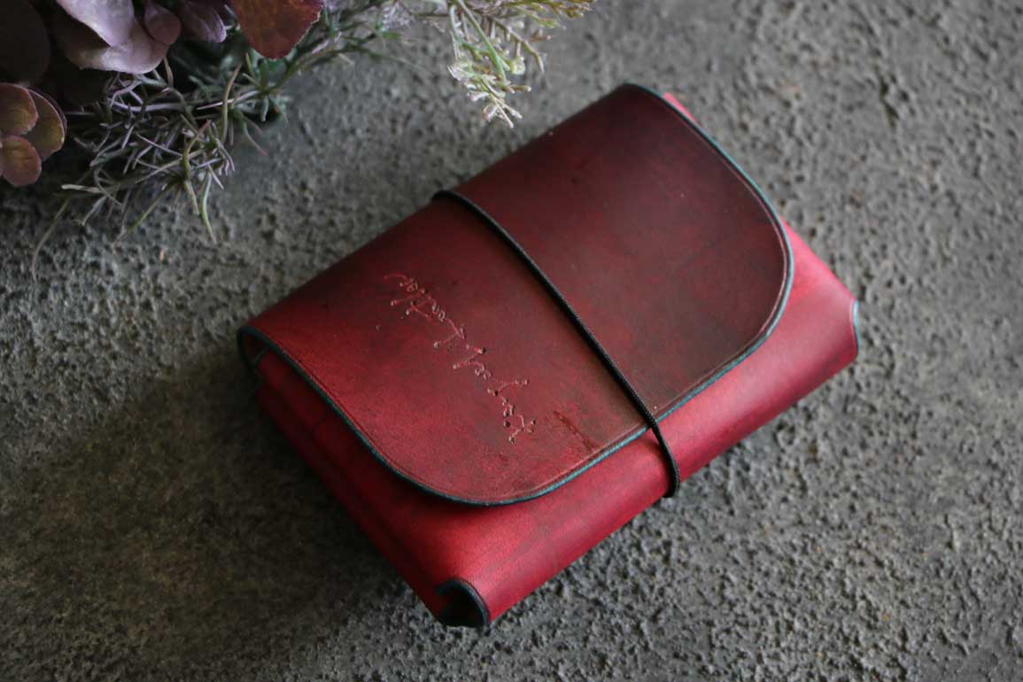 深みのあるフルーティーレッドで仕上げたThe Phantom Cardcase