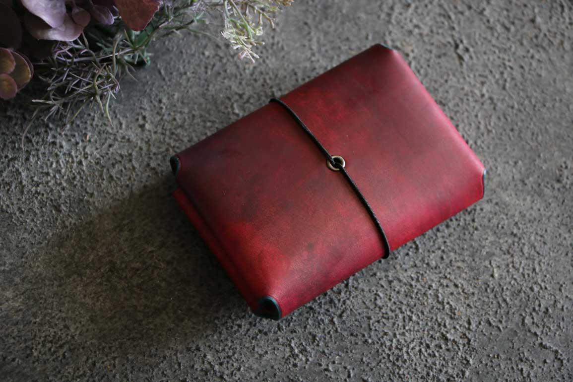 深みのあるフルーティーレッドで仕上げたThe Phantom Cardcase