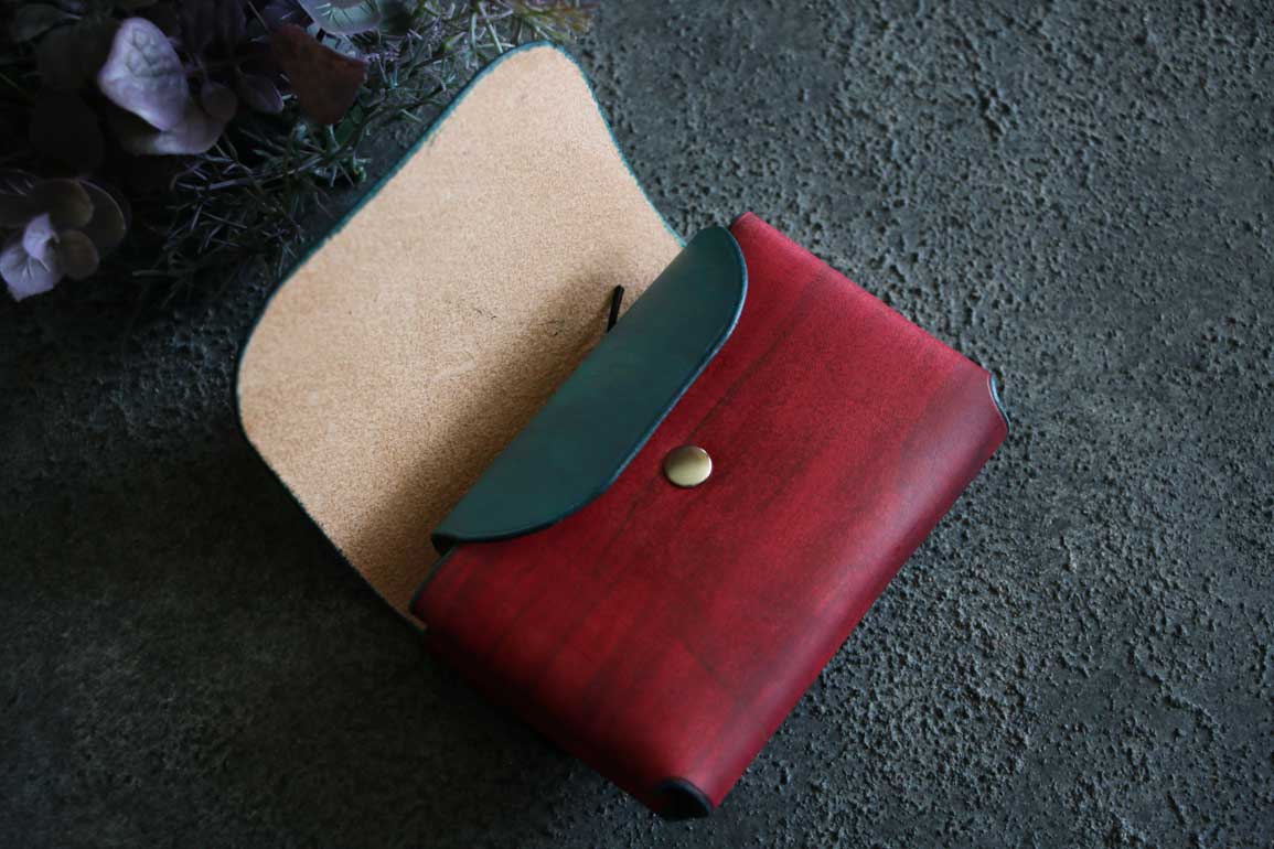深みのあるフルーティーレッドで仕上げたThe Phantom Cardcase
