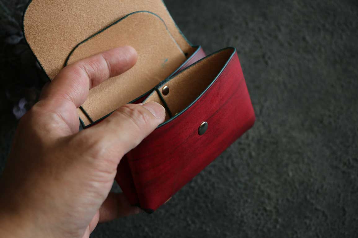深みのあるフルーティーレッドで仕上げたThe Phantom Cardcase
