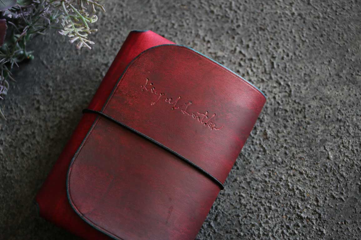 深みのあるフルーティーレッドで仕上げたThe Phantom Cardcase