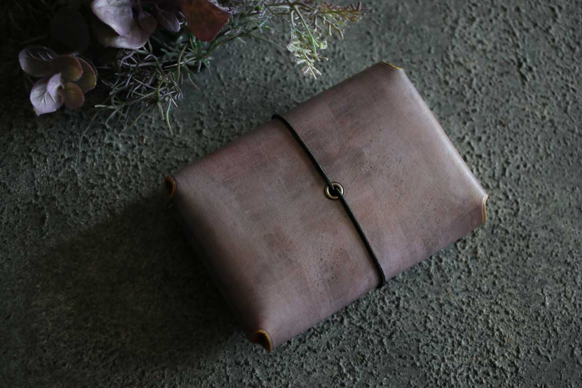 いトープブラウンのThe Phantom Cardcase