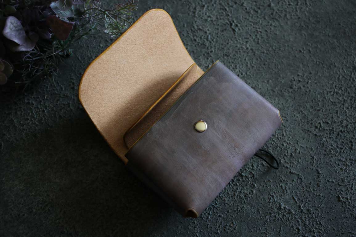 いトープブラウンのThe Phantom Cardcase
