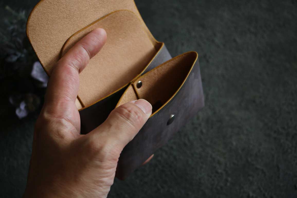 いトープブラウンのThe Phantom Cardcase