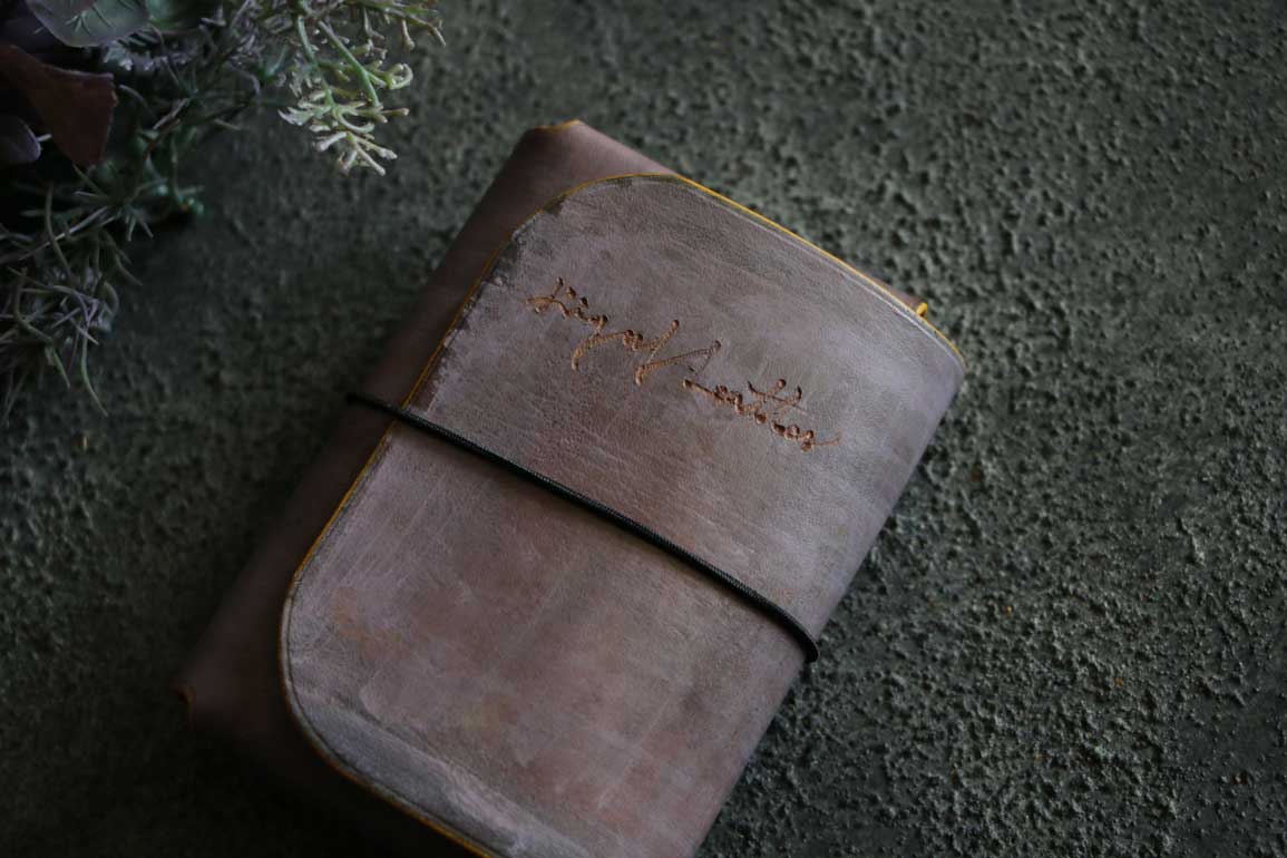 いトープブラウンのThe Phantom Cardcase