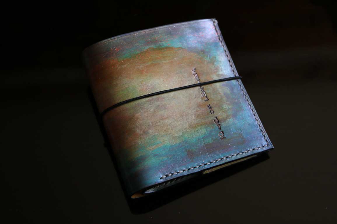 ひとつの革がひとつの個性へと変わる、The Edge Core Wallet。