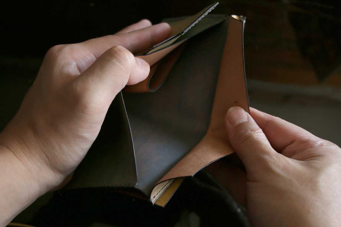 ひとつの革がひとつの個性へと変わる、The Edge Core Wallet。