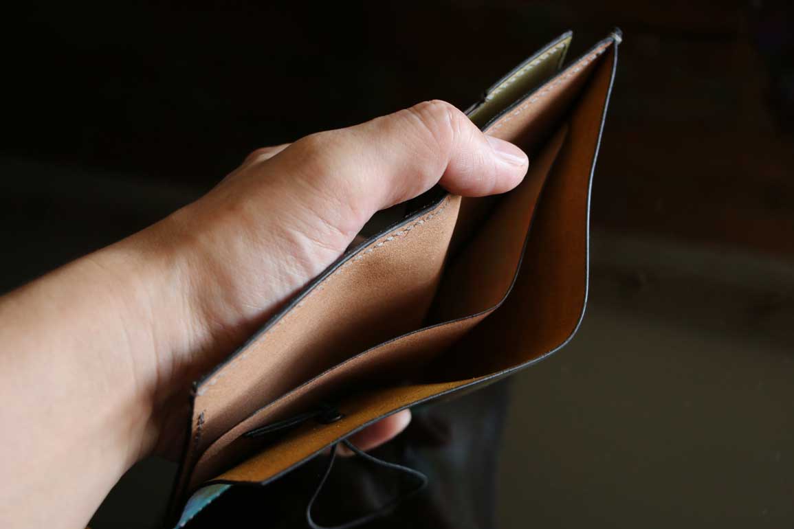 ひとつの革がひとつの個性へと変わる、The Edge Core Wallet。
