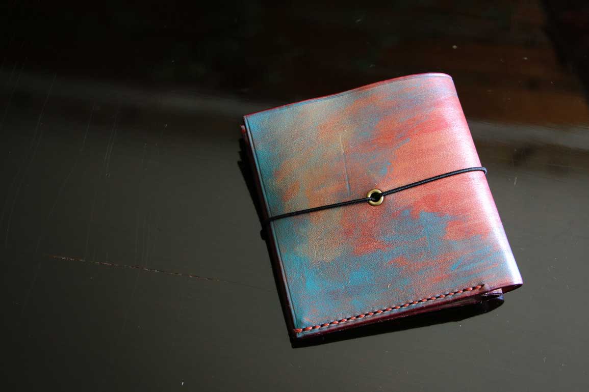 ひとつの革がひとつの個性へと変わる、The Edge Core Wallet。