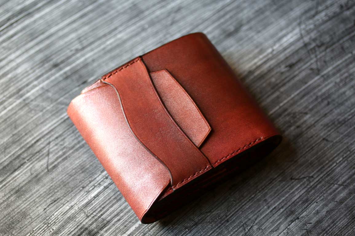 銅染色革フラップ折財布