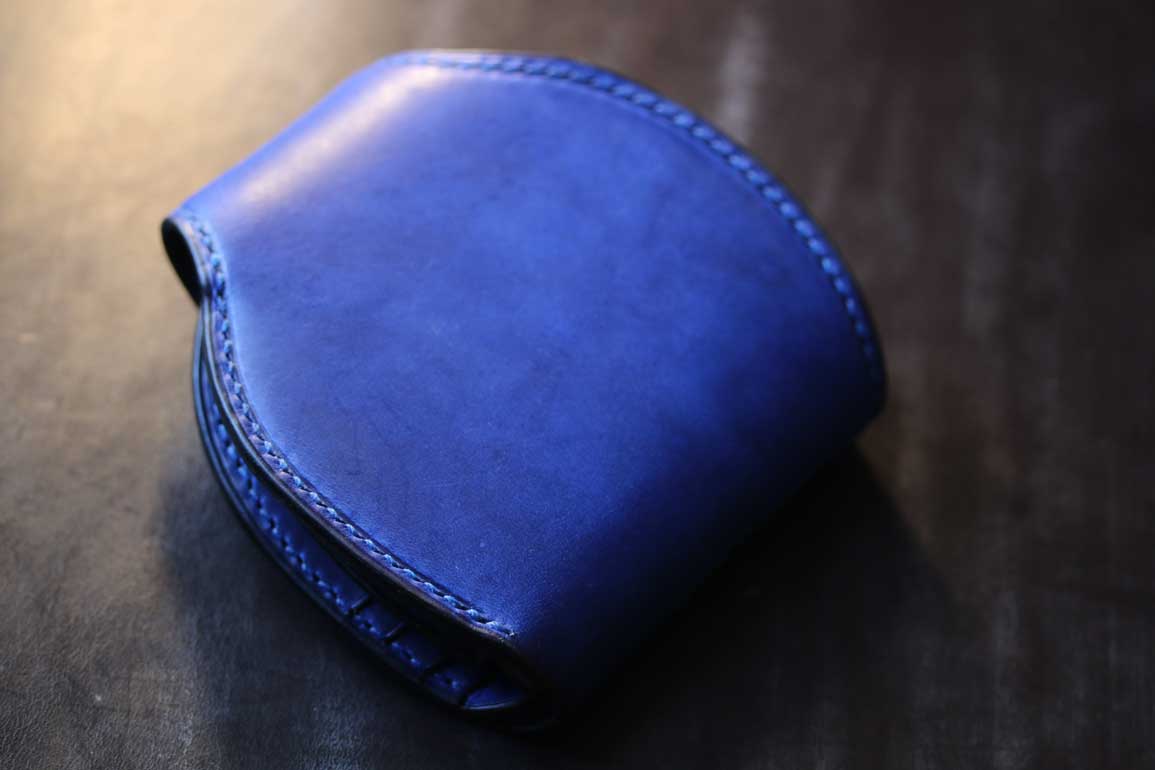 丸いブルー財布