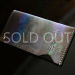 ブルーとエメラルドが幻想的に輝く一点物の手染めレザーカードケース「The Army Cardcase」