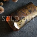 金箔アンティークゴールドとブラックのヴィンテージ模様が魅力のThe Coron Pencilcase